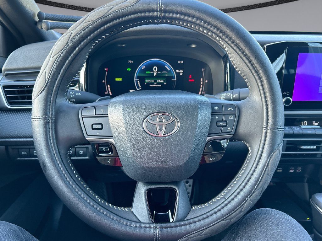 Used 2025 Toyota Camry SE FWD image 15