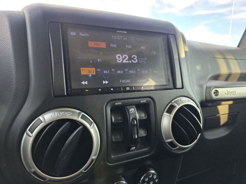 Used 2018 Jeep Wrangler Unlimited Rubicon w/ Connectivity Group image 20