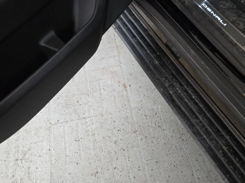 Used 2024 GMC Yukon Denali w/ Denali Reserve Package image 24