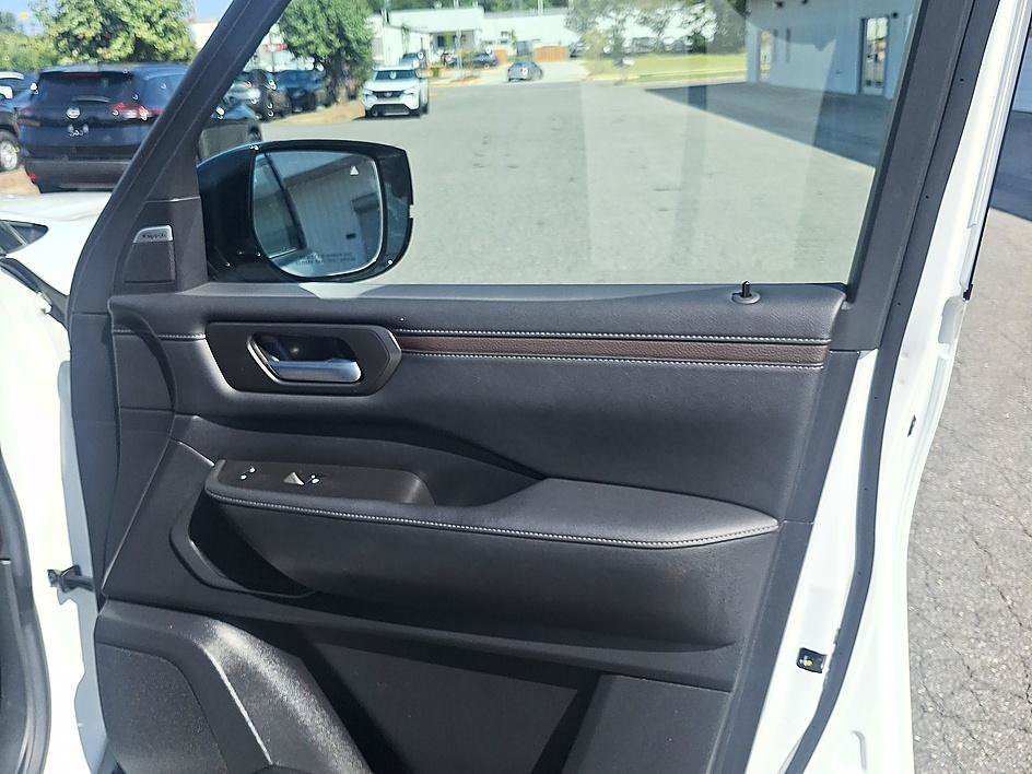 Used 2025 Nissan Armada SL AWD/4WD image 29