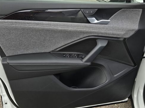 Used 2025 Volkswagen Tiguan S image 10