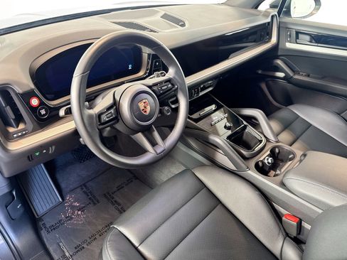 Used 2025 Porsche Cayenne image 4