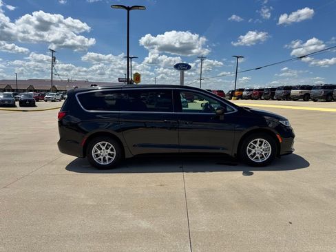 Used 2023 Chrysler Pacifica Touring-L FWD image 4