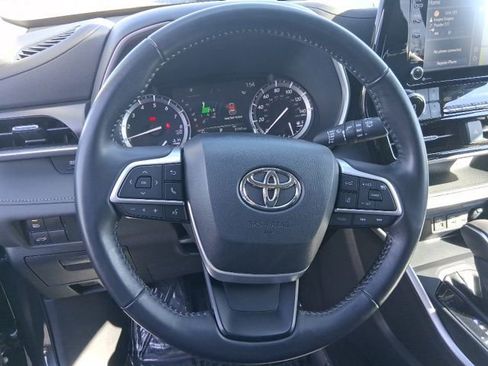 Used 2022 Toyota Highlander XLE image 19