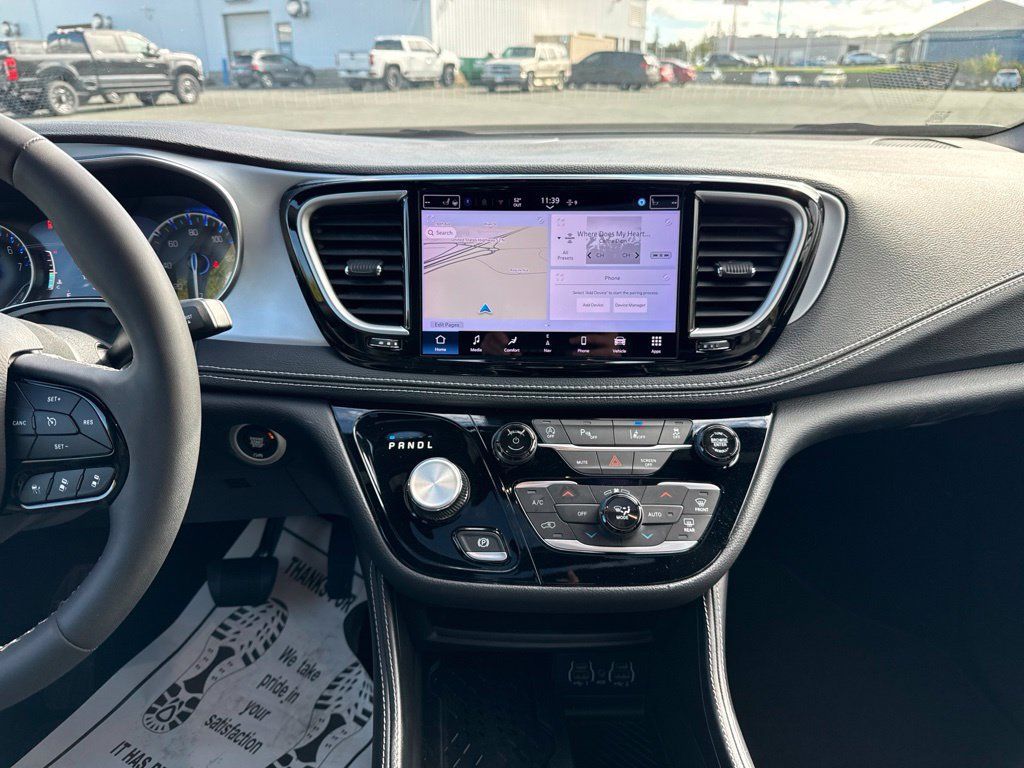 Used 2025 Chrysler Pacifica Limited FWD image 18