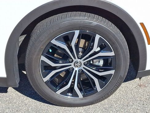 Used 2023 Toyota Crown XLE image 8