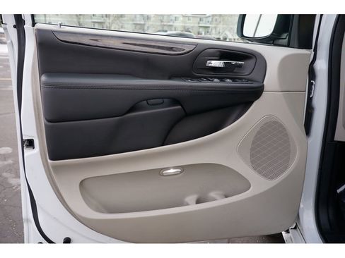 Used 2018 Dodge Grand Caravan SE w/ UConnect Hands-Free Group image 14