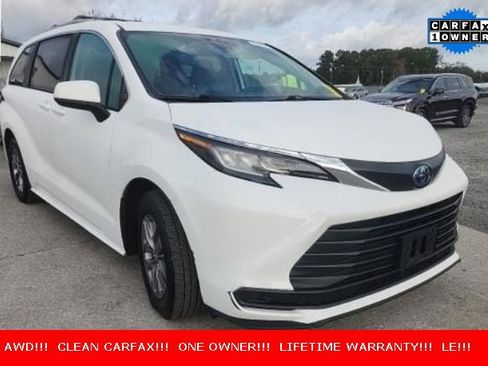 Used 2023 Toyota Sienna LE image 1