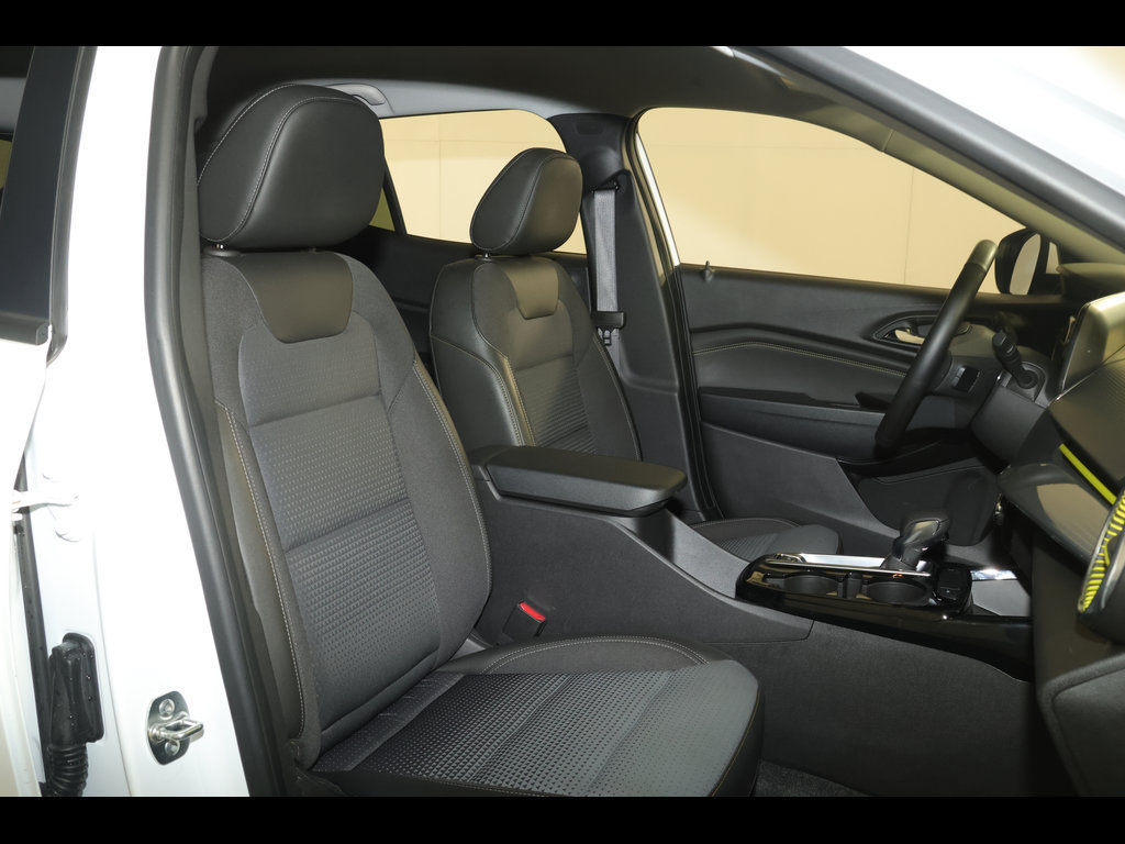 Used 2025 Chevrolet Trax LT w/ Driver Confidence Package FWD image 27