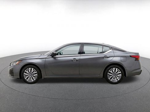 Used 2025 Nissan Altima 2.5 SV FWD image 3