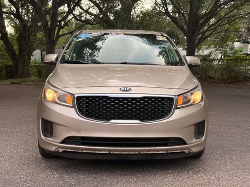 Used 2017 Kia Sedona LX FWD image 2