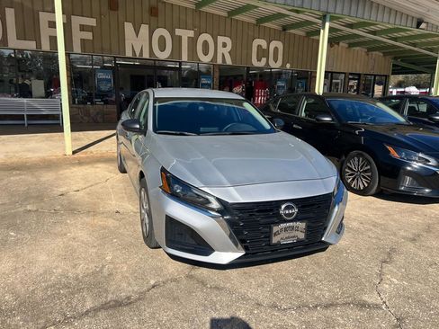 Used 2024 Nissan Altima 2.5 S FWD image 3