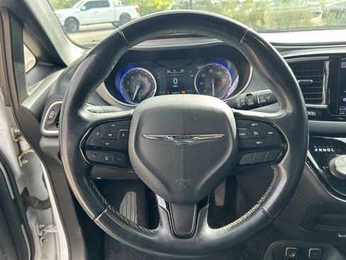 Used 2018 Chrysler Pacifica Touring Plus w/ S Appearance Package image 16