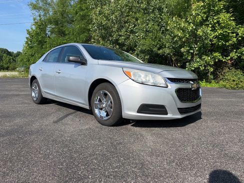 Used 2016 Chevrolet Malibu LT FWD image 2
