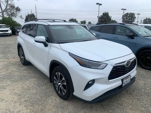 Used 2022 Toyota Highlander XLE FWD image 4