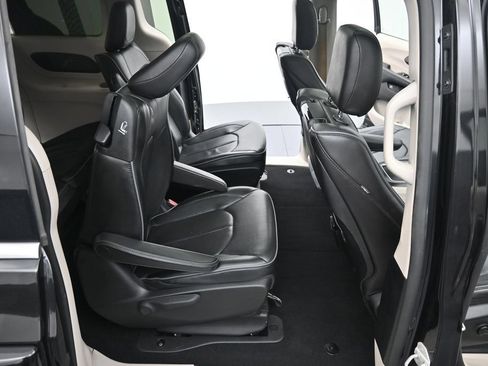 Used 2020 Chrysler Pacifica Limited FWD image 27