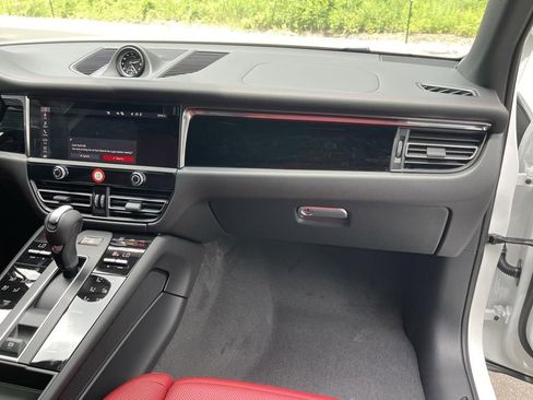Certified 2025 Porsche Macan AWD/4WD image 23