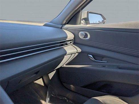 Used 2022 Hyundai Elantra SEL w/ Convenience Package image 16