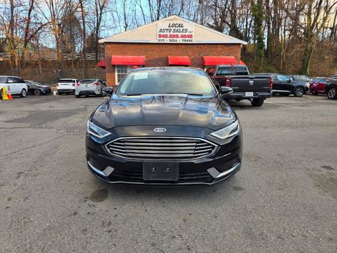Used 2018 Ford Fusion SE w/ Fusion SE Technology Package FWD image 2