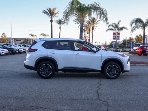 Used 2025 Nissan Rogue SV image 3