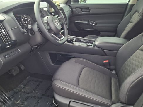 Certified 2025 Nissan Pathfinder S AWD/4WD image 9