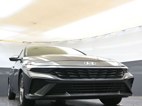 Certified 2025 Hyundai Elantra SE image 43