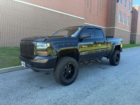 Used 2017 Chevrolet Silverado 1500 Custom w/ Custom Convenience Package AWD/4WD image 4