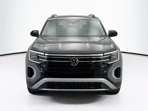 Used 2025 Volkswagen Atlas Peak Edition SE AWD/4WD image 2