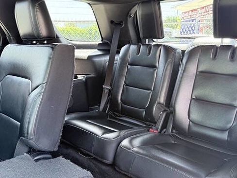 Used 2017 Ford Explorer XLT w/ Equipment Group 202A FWD image 10