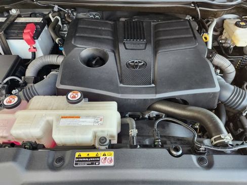 Used 2022 Toyota Tundra SR5 AWD/4WD image 32