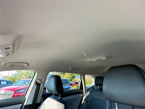 Used 2024 Volkswagen Taos SE image 11