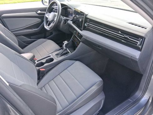 Used 2025 Volkswagen Jetta SE FWD image 16