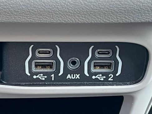 Used 2024 Chrysler Pacifica Touring-L image 9