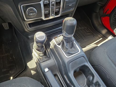 Used 2020 Jeep Wrangler Unlimited Sahara AWD/4WD image 29