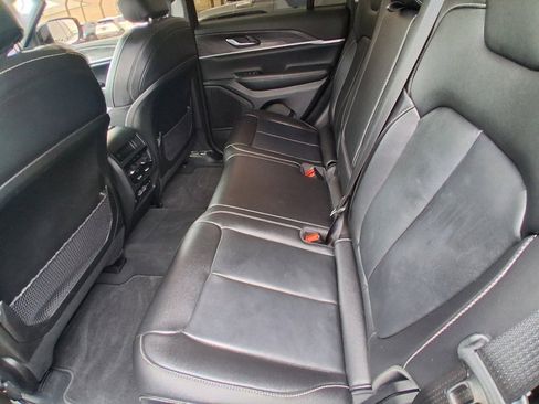 Used 2023 Jeep Grand Cherokee Limited w/ Black Appearance Package image 16