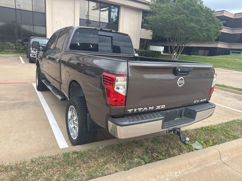 Used 2017 Nissan Titan SV image 10
