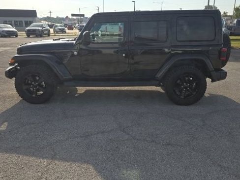 Used 2019 Jeep Wrangler Unlimited Sahara w/ Dual Top Group AWD/4WD image 6