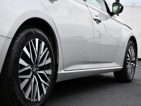Used 2024 Nissan Altima 2.5 SV FWD image 9
