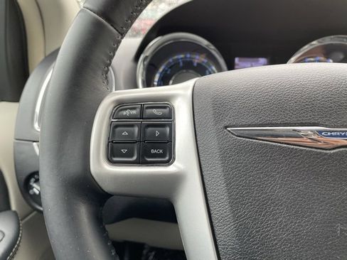 Used 2016 Chrysler Town & Country Touring image 15