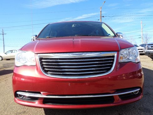 Used 2016 Chrysler Town & Country Touring-L image 29