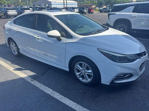 Used 2018 Chevrolet Cruze LT w/ Sun And Sound Package FWD image 3