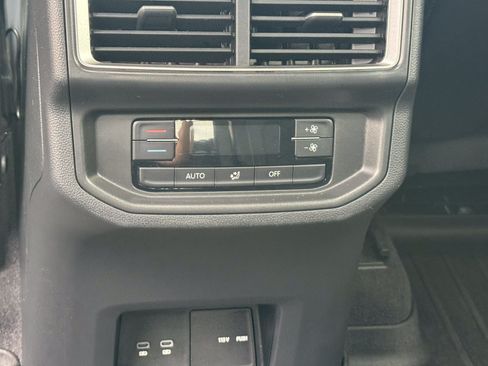 Used 2024 Volkswagen Atlas SE w/ Black Wheel Package FWD image 15