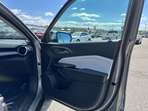 Used 2025 Chevrolet Trax LT FWD image 17