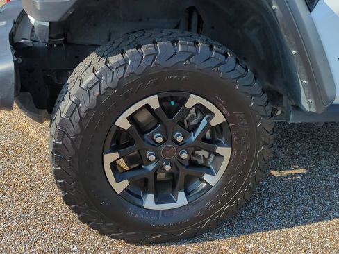 Used 2025 Jeep Wrangler Unlimited Rubicon AWD/4WD image 10