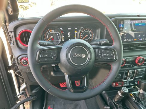 Used 2024 Jeep Gladiator Rubicon AWD/4WD image 14