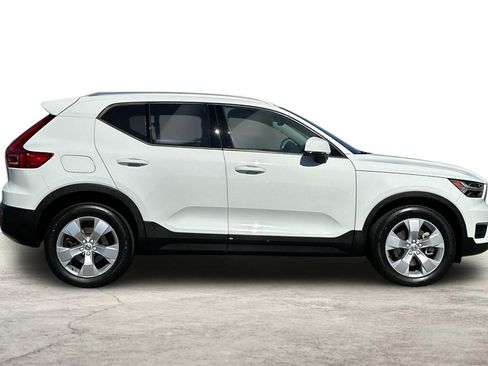 Used 2020 Volvo XC40 T4 Momentum FWD image 8