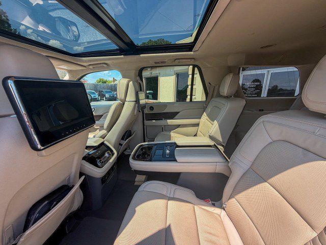 Used 2019 Lincoln Navigator Reserve AWD/4WD image 6