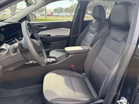Used 2025 Chevrolet Trax LT image 30