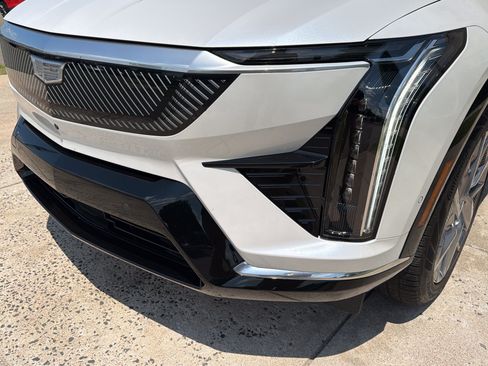 Used 2025 Cadillac Optiq Luxury 1 AWD/4WD image 16