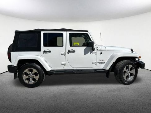 Used 2017 Jeep Wrangler Unlimited Sahara w/ Connectivity Group AWD/4WD image 15